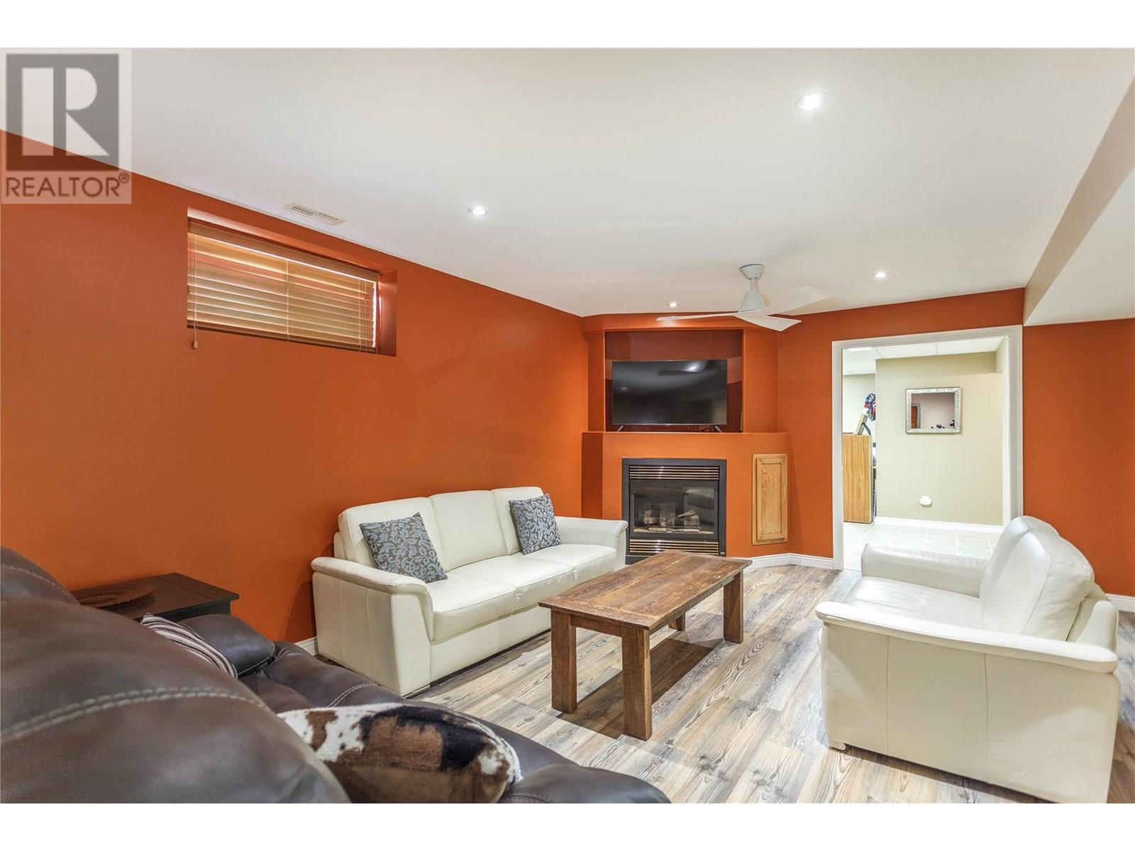 #4 2675 PINE AVENUE - Image 32