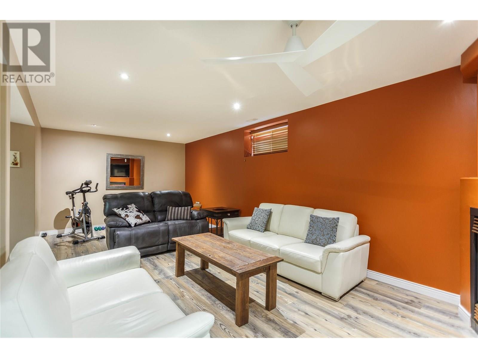 #4 2675 PINE AVENUE - Image 33