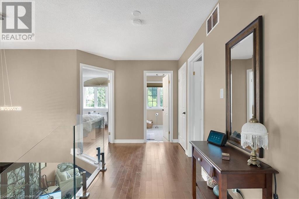 Photo 12 of 17 Michaela Crescent, Fonthill ON