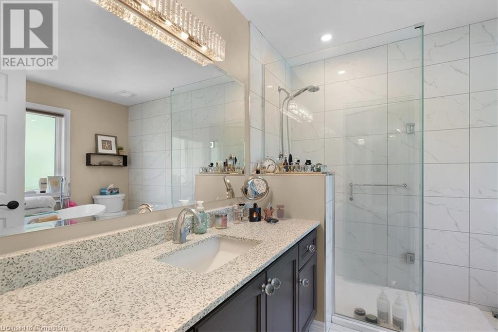Photo 47 of 17 Michaela Crescent, Fonthill ON