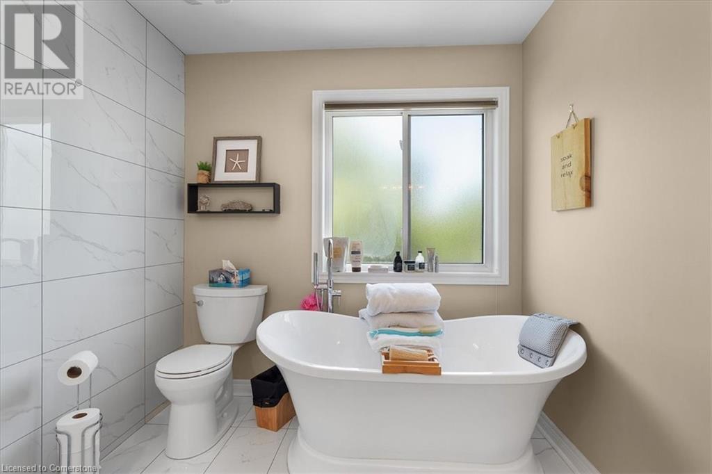 Photo 19 of 17 Michaela Crescent, Fonthill ON
