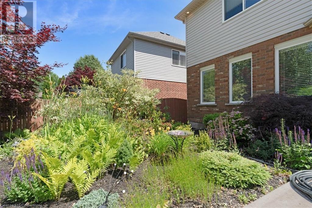 Photo 16 of 17 Michaela Crescent, Fonthill ON