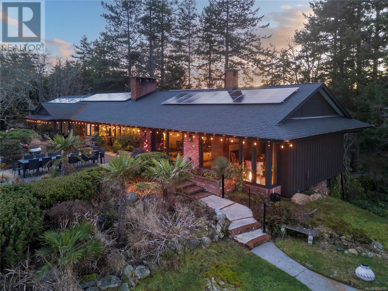 1996 Ferndale Rd, Saanich