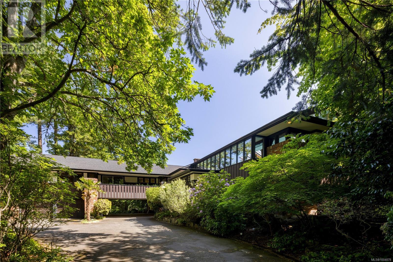 1996 Ferndale Rd, Saanich