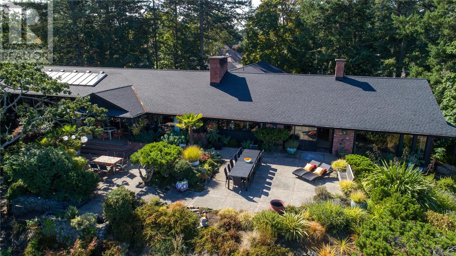 1996 Ferndale Rd, Saanich