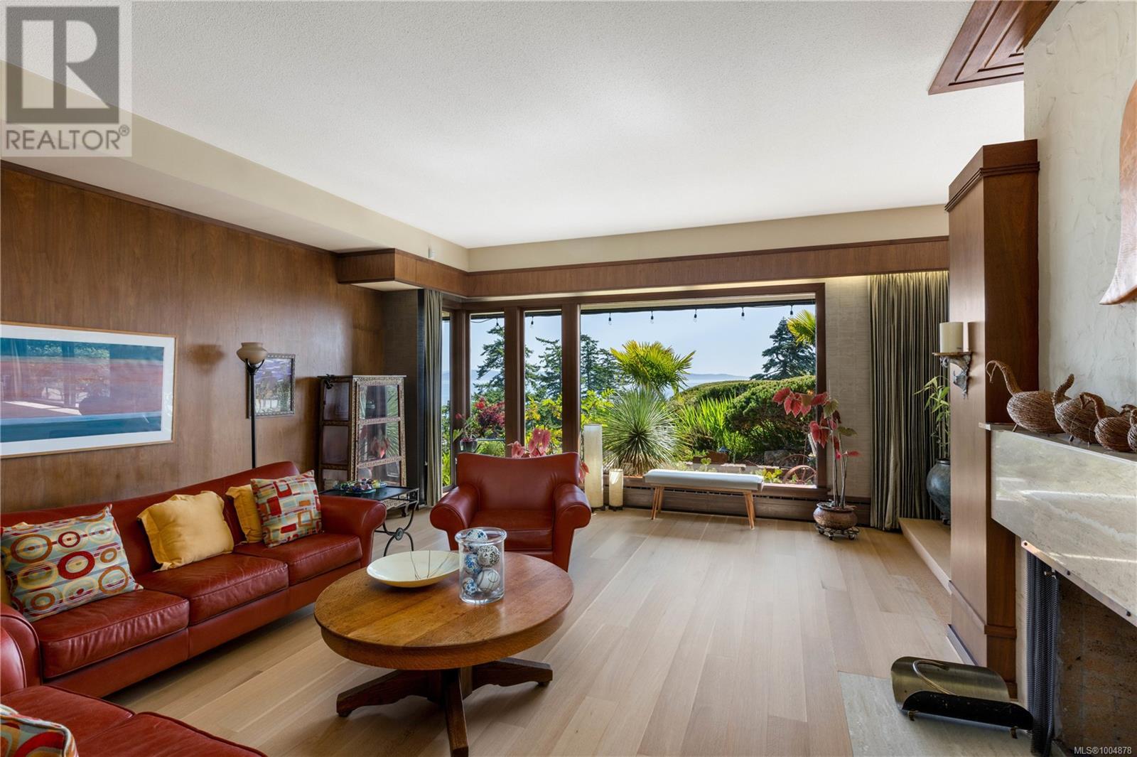 1996 Ferndale Rd, Saanich