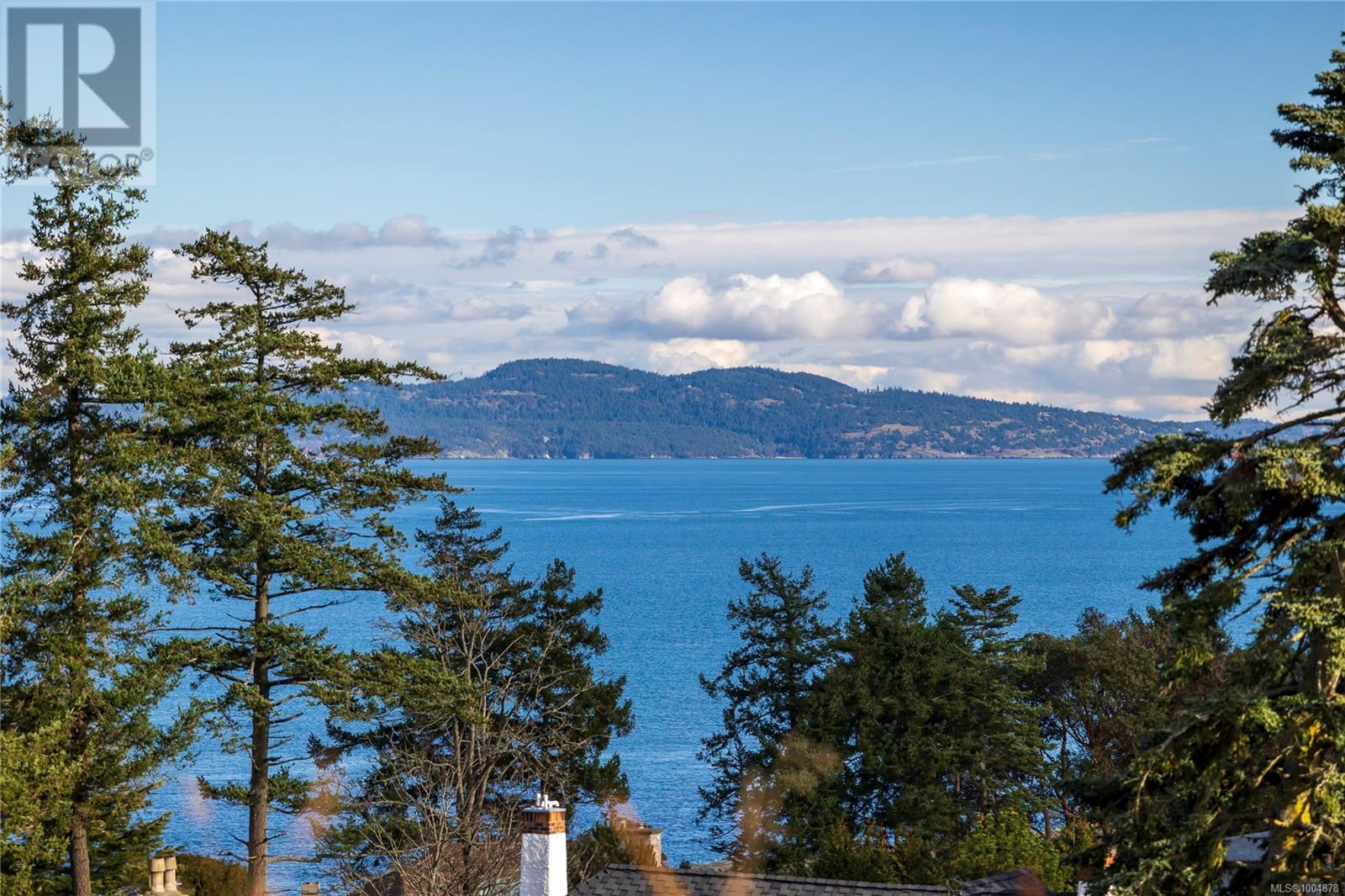 1996 Ferndale Rd, Saanich