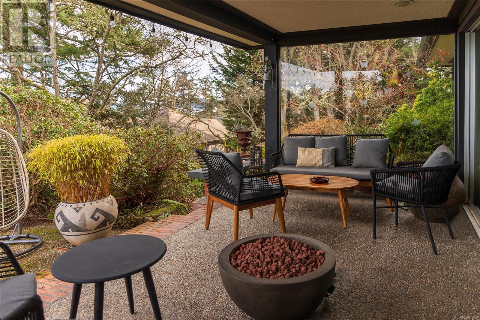 1996 Ferndale Rd, Saanich