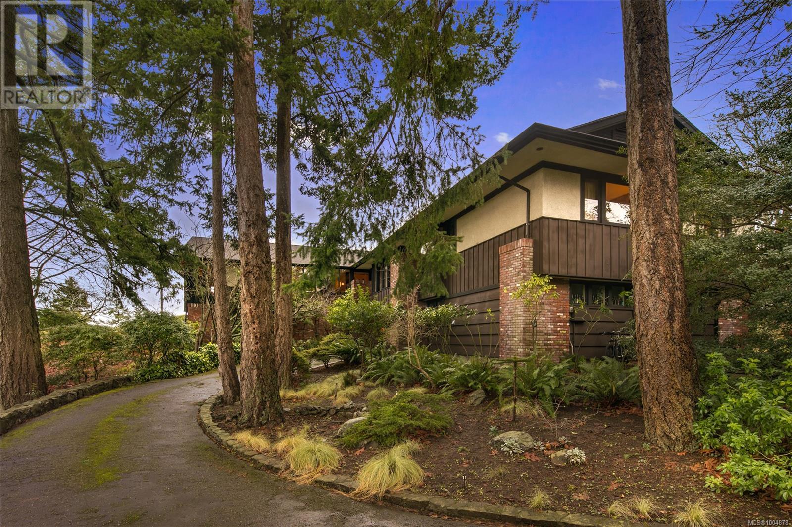 1996 Ferndale Rd, Saanich