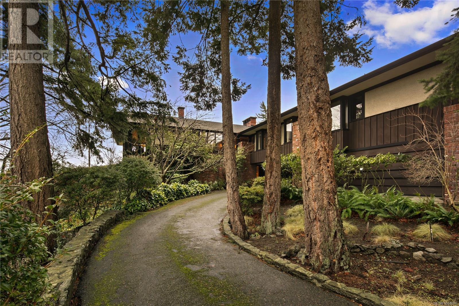 1996 Ferndale Rd, Saanich
