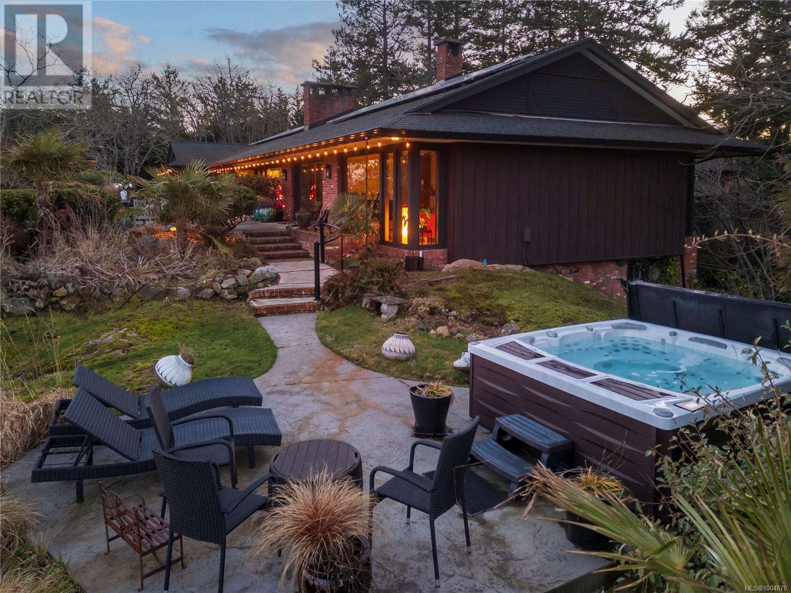 1996 Ferndale Rd, Saanich