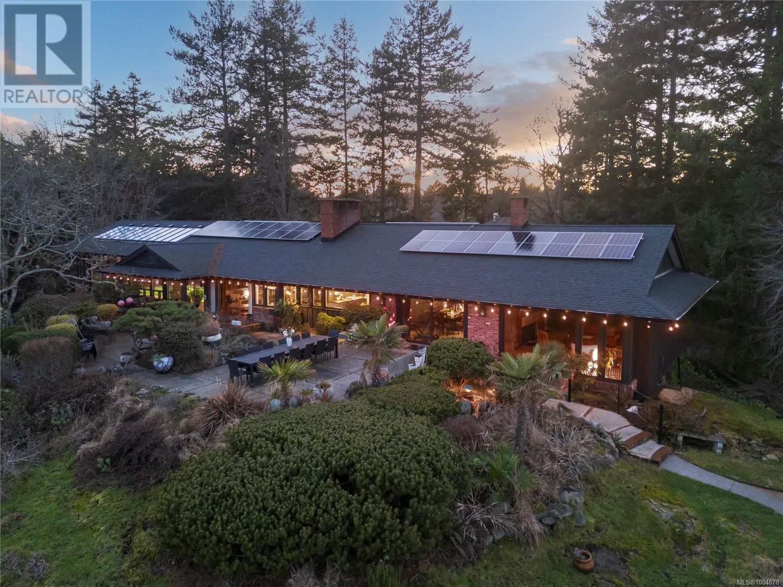 1996 Ferndale Rd, Saanich