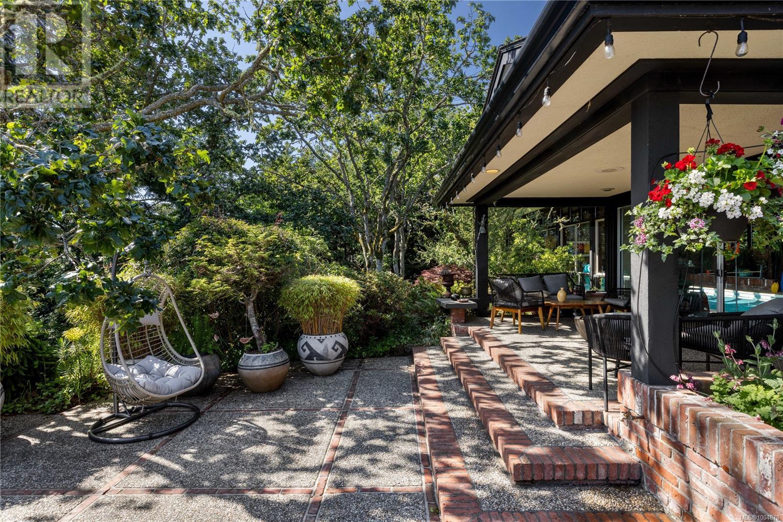 1996 Ferndale Rd, Saanich