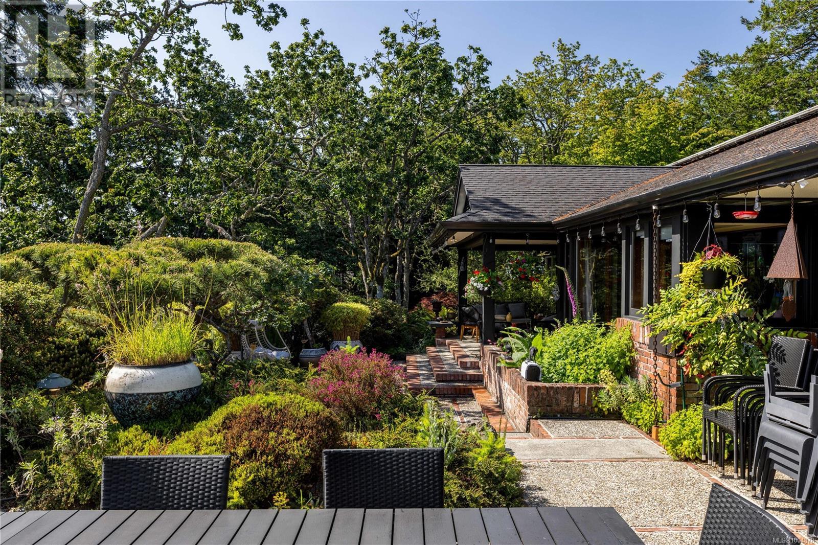 1996 Ferndale Rd, Saanich