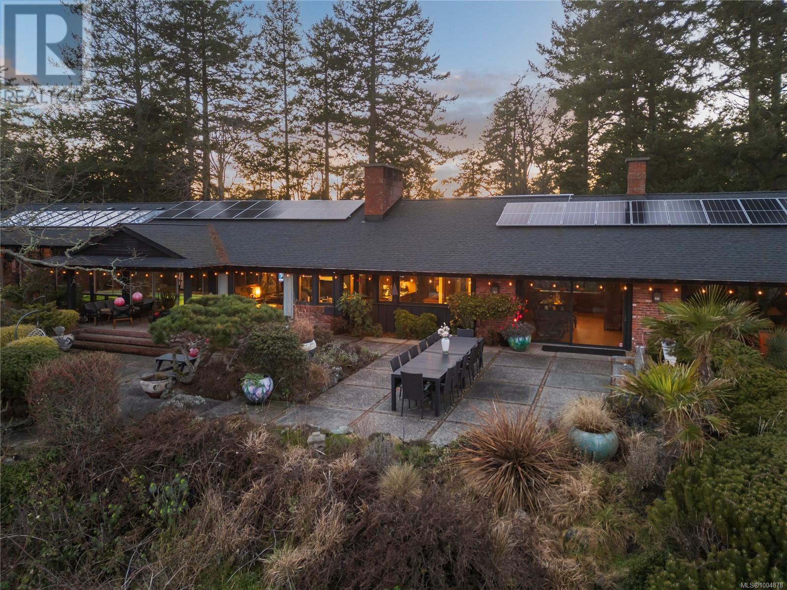 1996 Ferndale Rd, Saanich