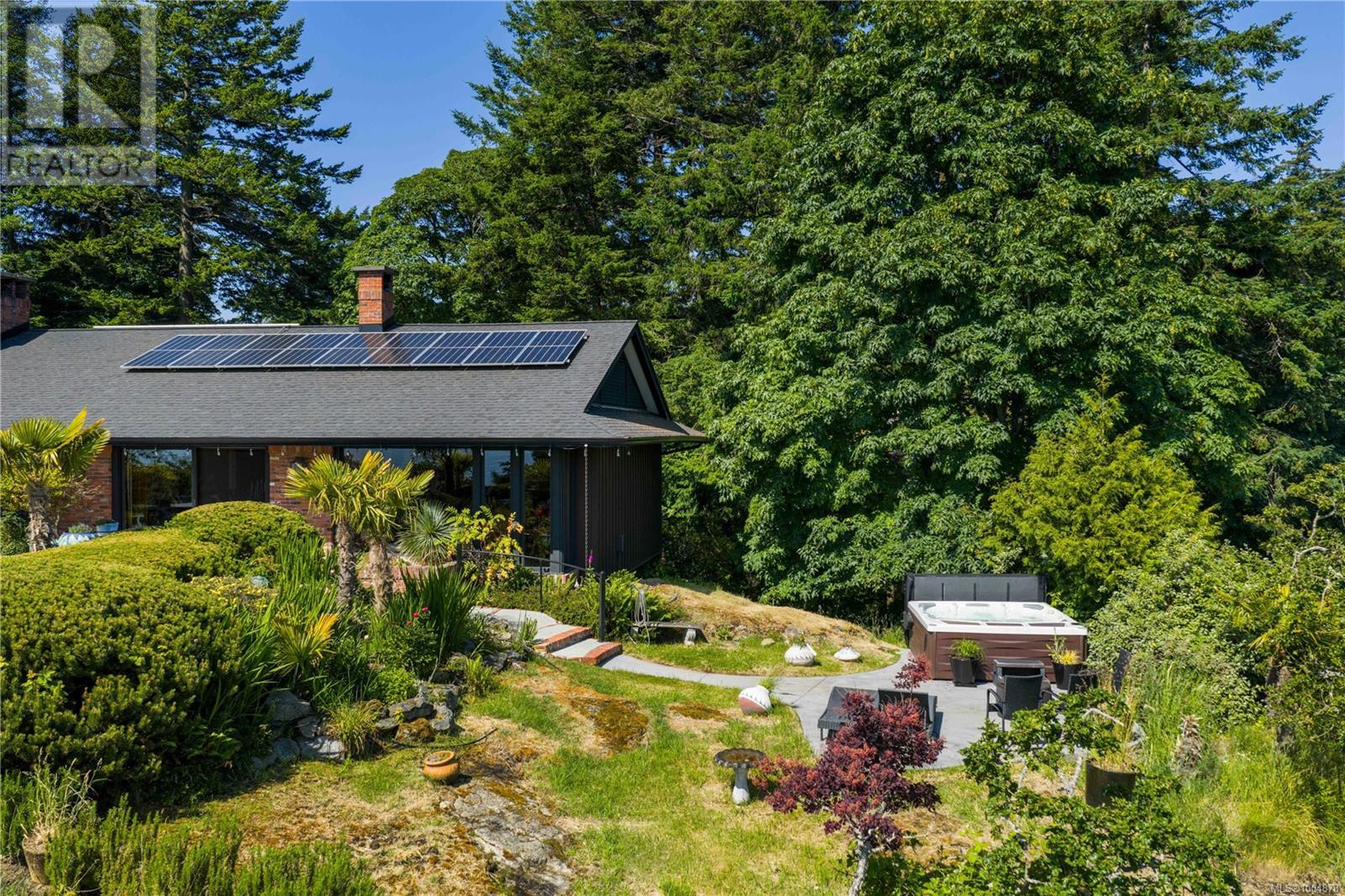 1996 Ferndale Rd, Saanich