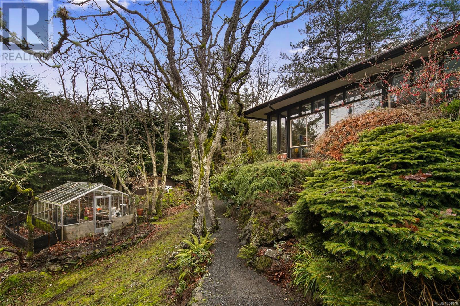 1996 Ferndale Rd, Saanich
