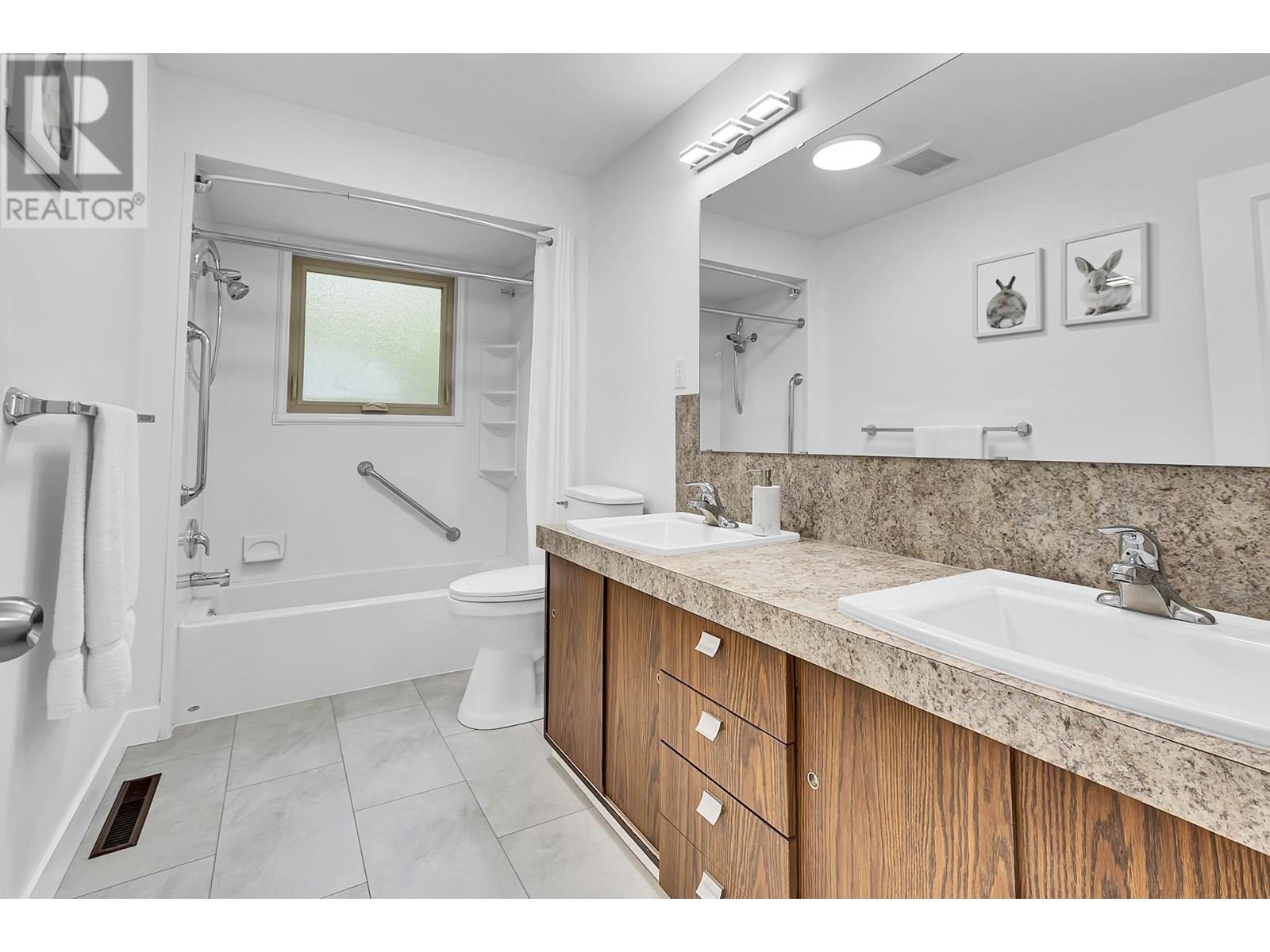Photo 10 of 2361 Hart Highway, Prince George BC