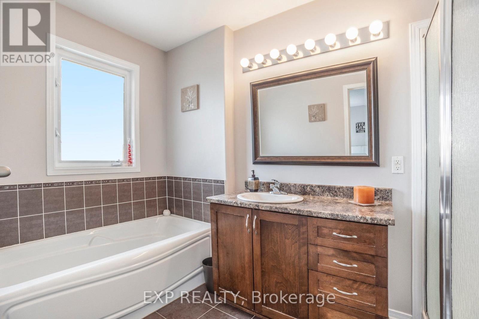 Photo 17 of 215 Parkrose Private, Ottawa ON