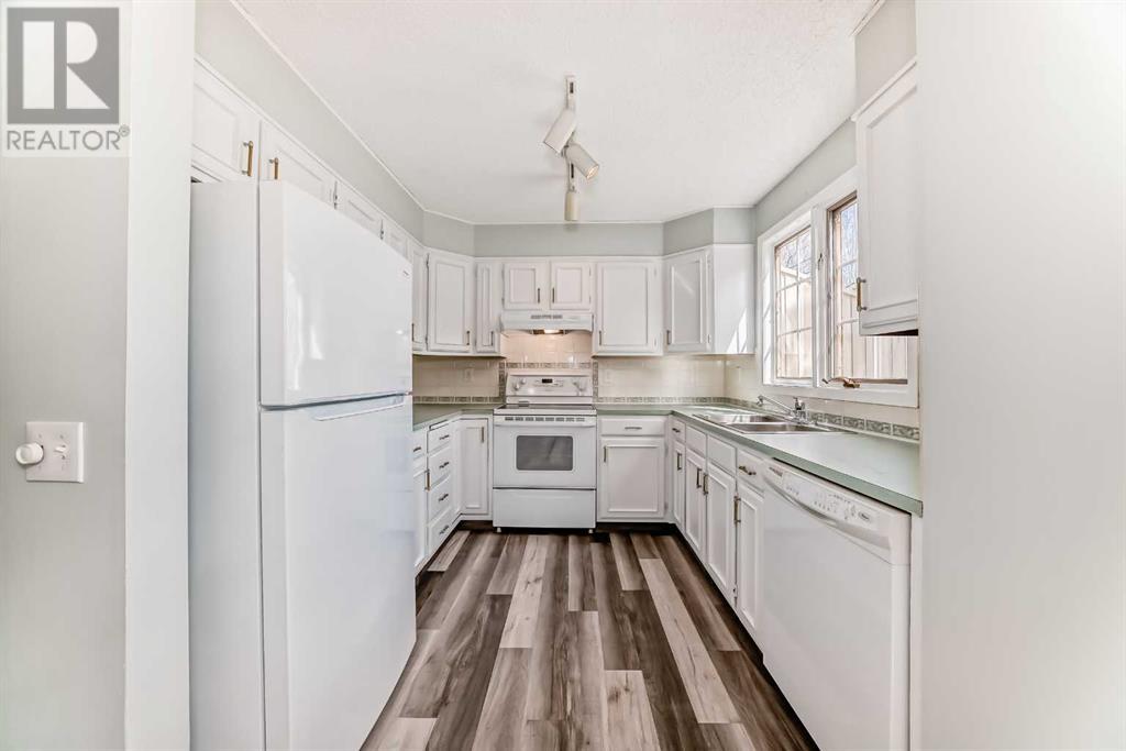 Single Family House 4 Level for Sale in  Point Mckay Gardens NW Point McKay Calgary 