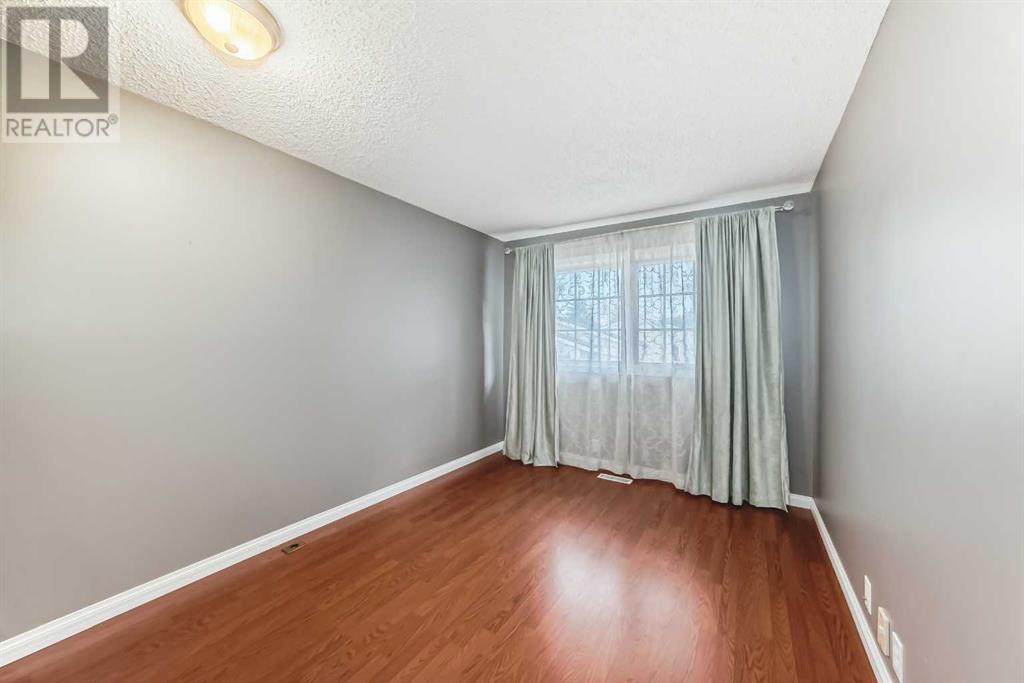 Single Family House 4 Level for Sale in  Point Mckay Gardens NW Point McKay Calgary 