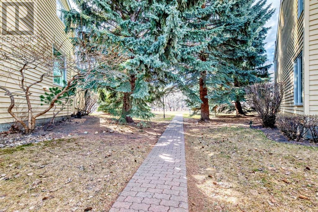 Single Family House 4 Level for Sale in  Point Mckay Gardens NW Point McKay Calgary 