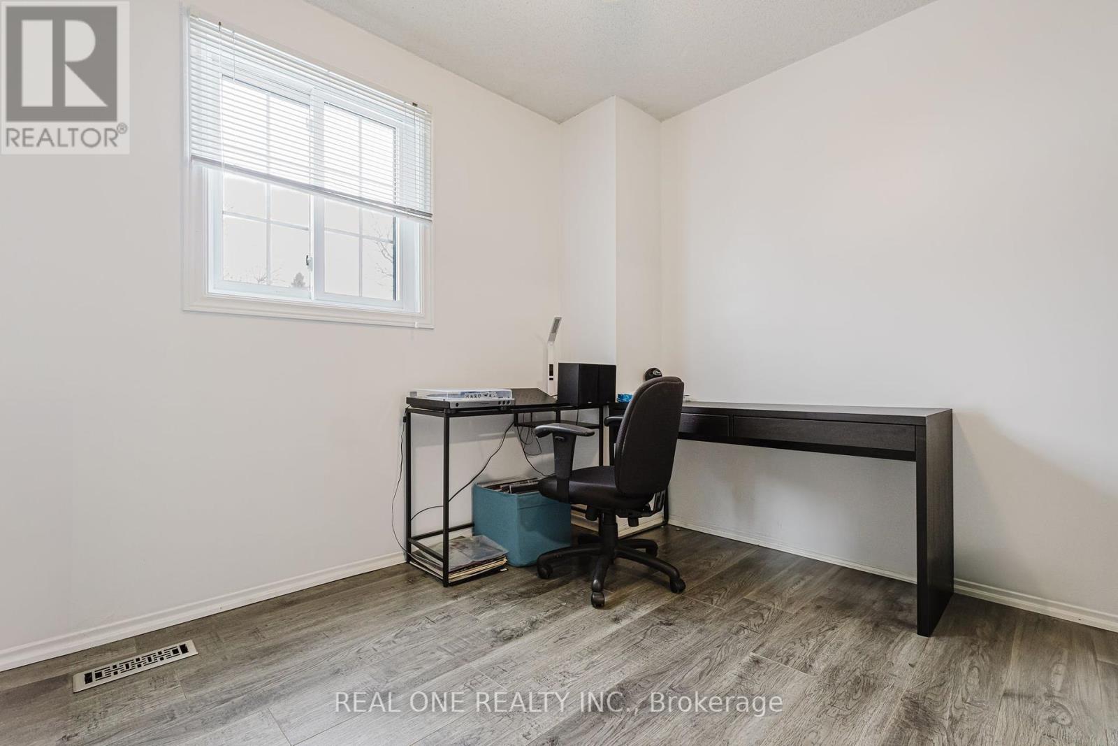 Photo 21 of 60 10 Holborn Court, Kitchener ON