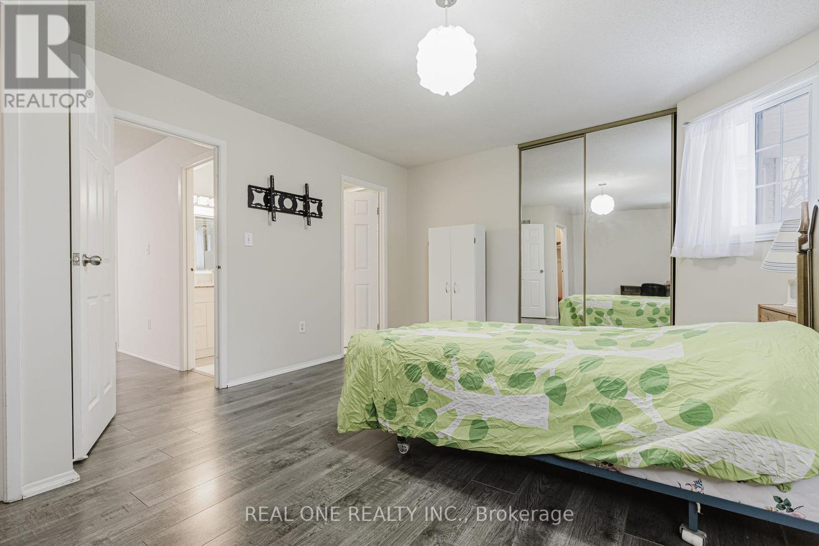 Photo 14 of 60 10 Holborn Court, Kitchener ON