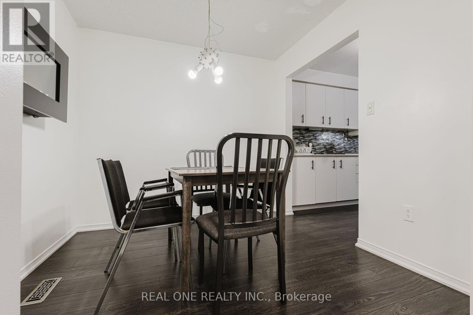 Photo 13 of 60 10 Holborn Court, Kitchener ON