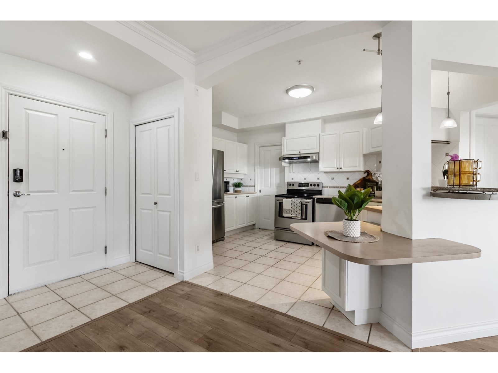 Photo 4 of 308 34101 Old Yale Road, Abbotsford BC