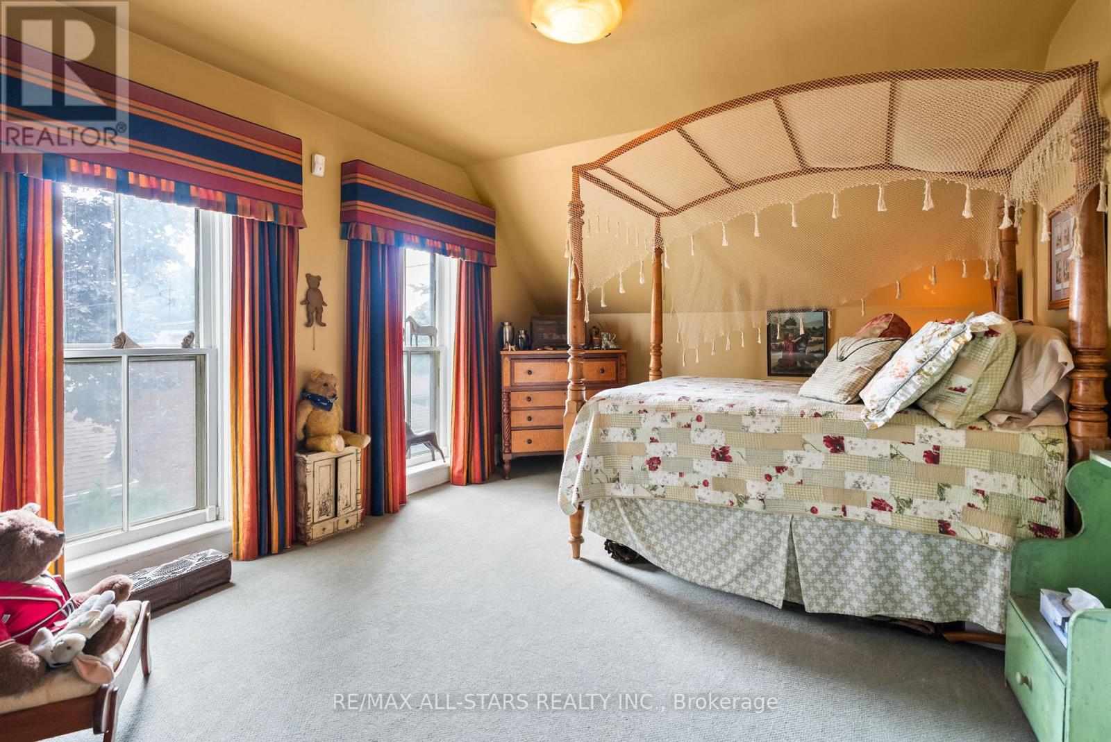 Photo 3 of 122 Brock Street E, Uxbridge ON