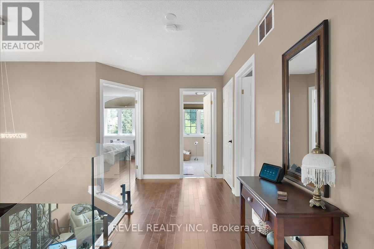 Photo 10 of 17 Michaela Crescent, Pelham ON