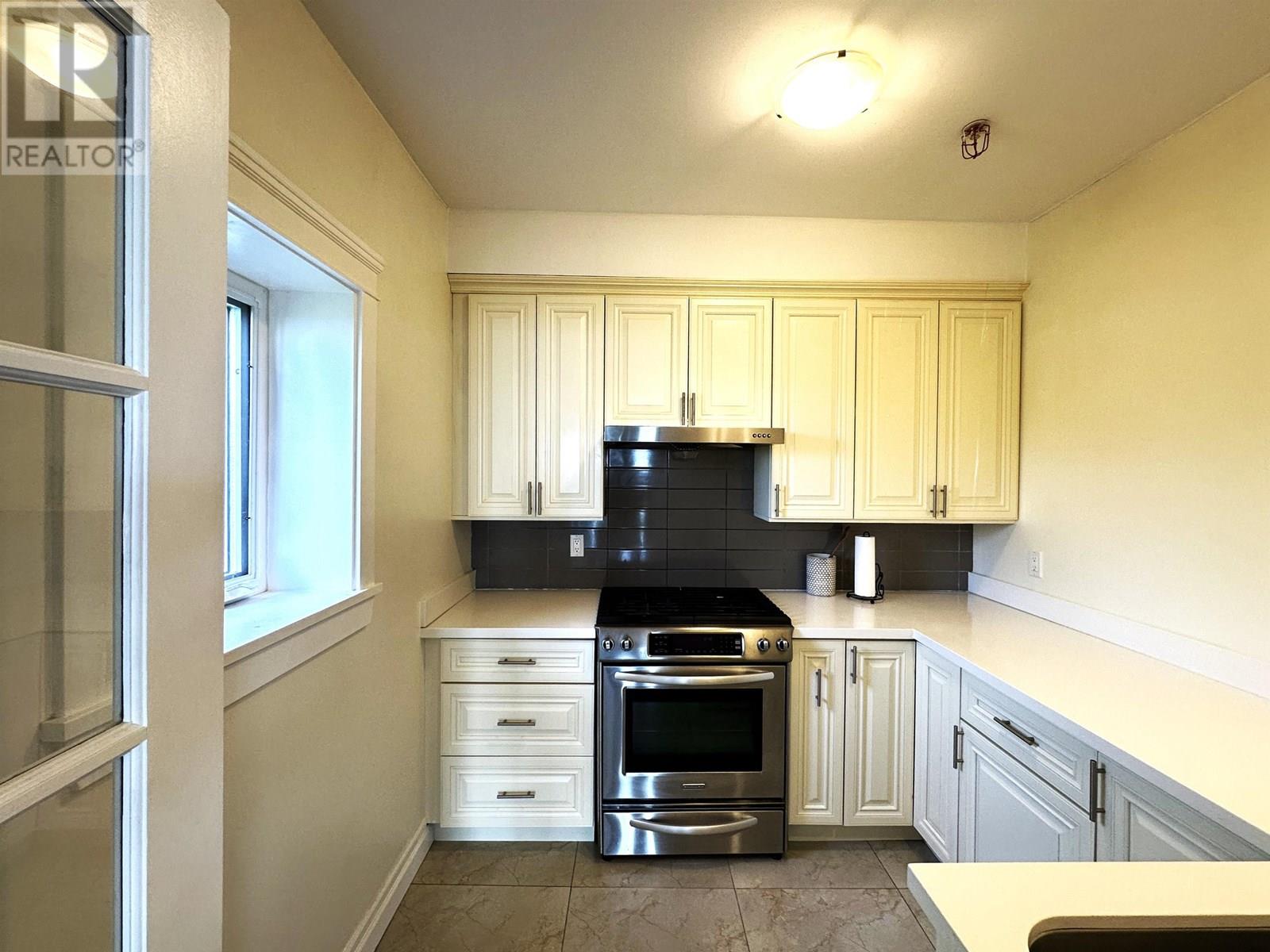 Photo 3 of 2358 Constantine Place, West Vancouver BC