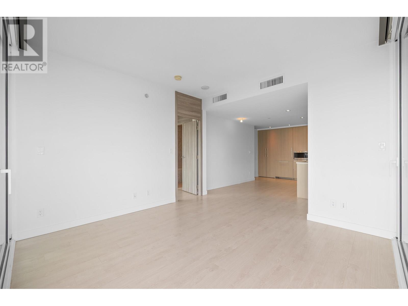 Photo 3 of 406 4720 Lougheed Highway, Burnaby BC