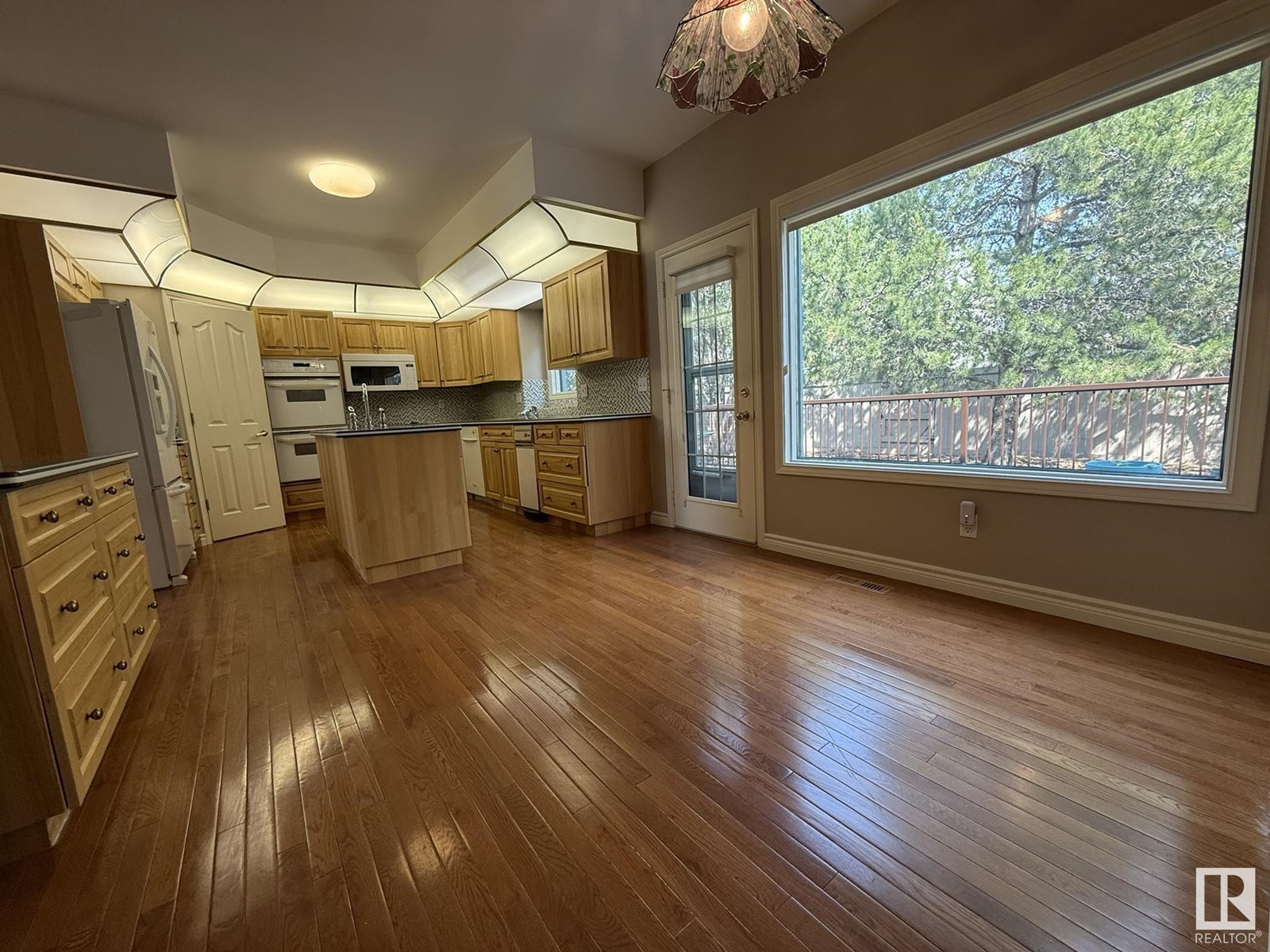 Photo 12 of 520 Twin Brooks Ba Nw, Edmonton AB