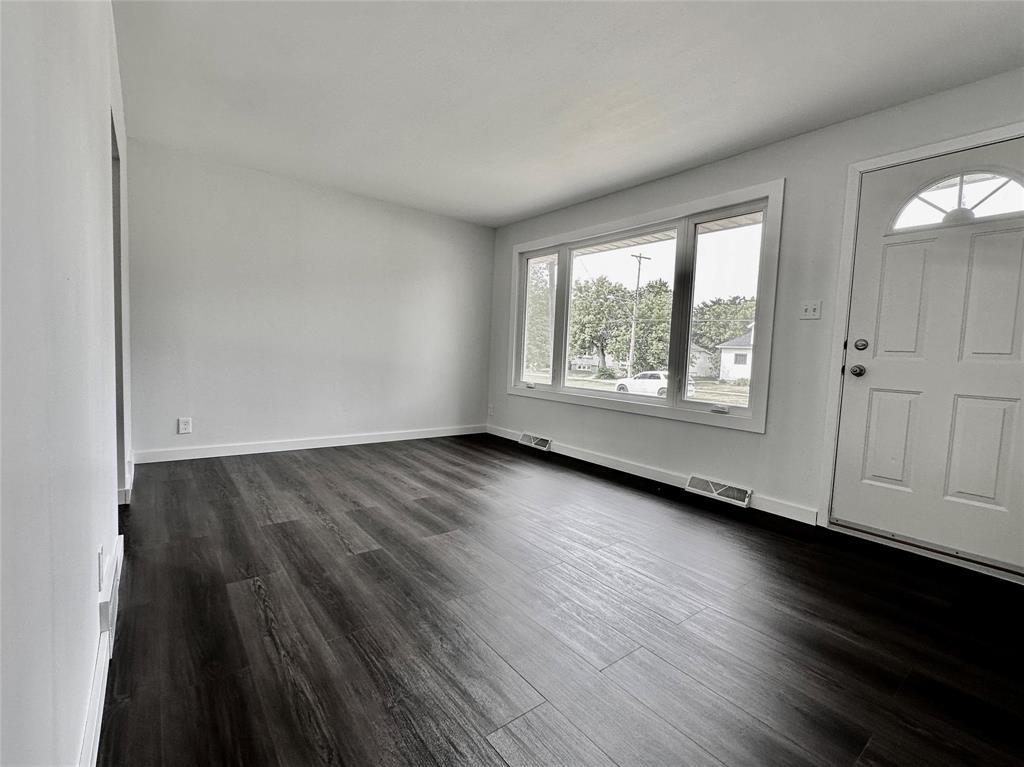 Photo 11 of 434 Dufferin Avenue, Selkirk MB
