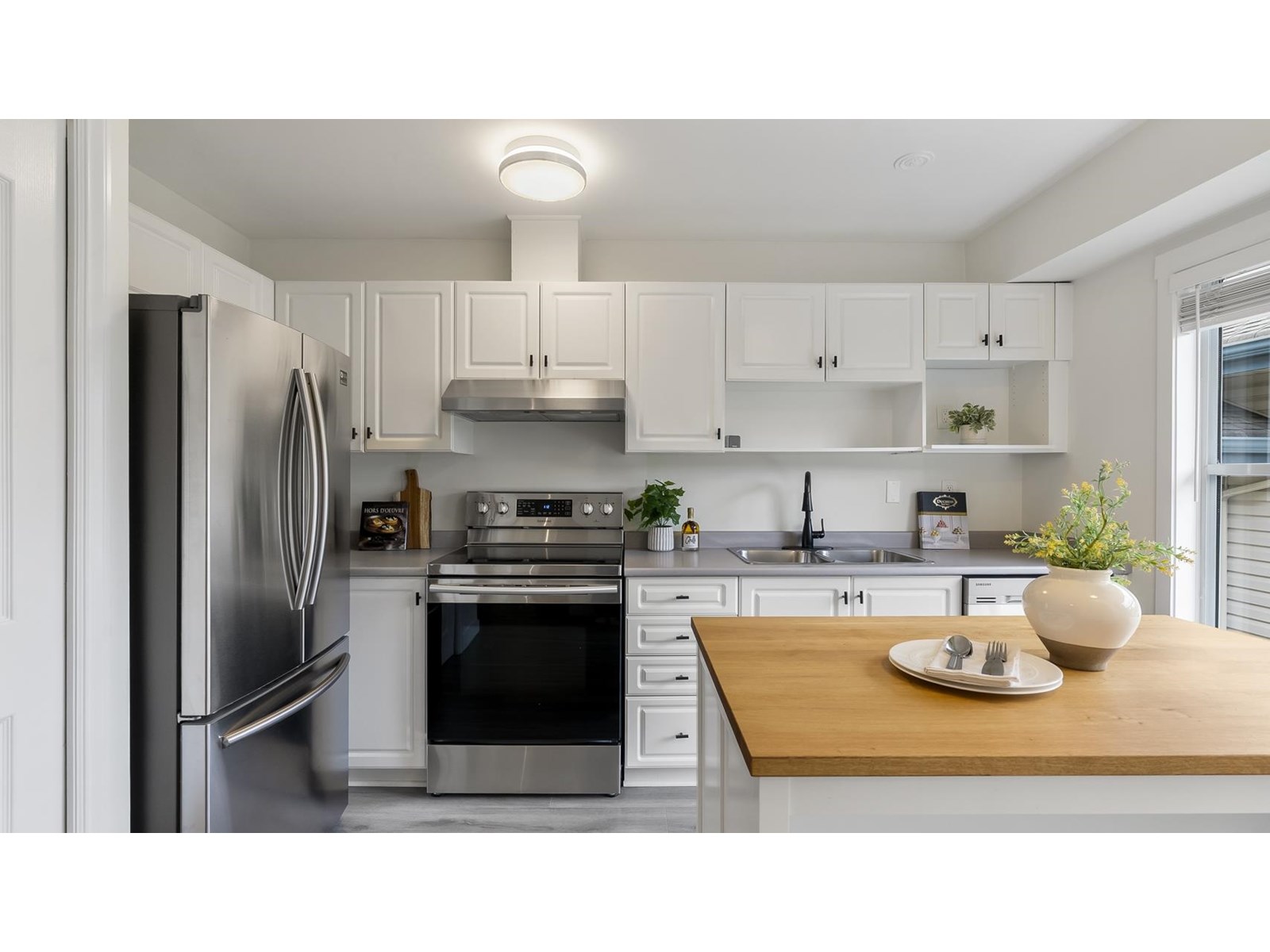 Photo 10 of 35 5668 208 Street, Langley BC
