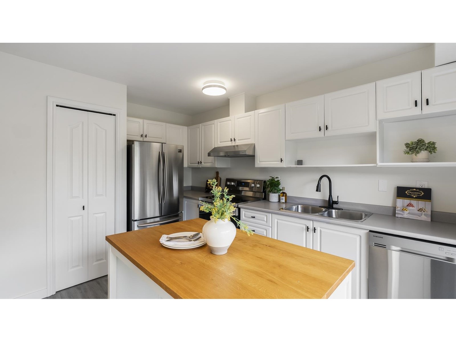 Photo 11 of 35 5668 208 Street, Langley BC