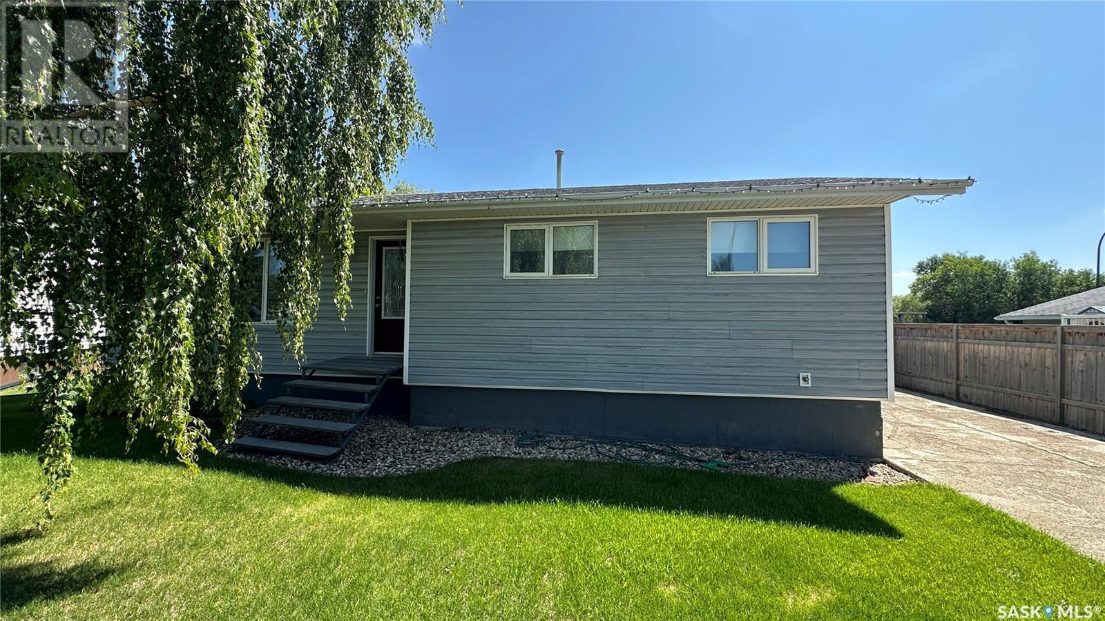 Photo 2 of 6 Valecrest Place, Tisdale SK