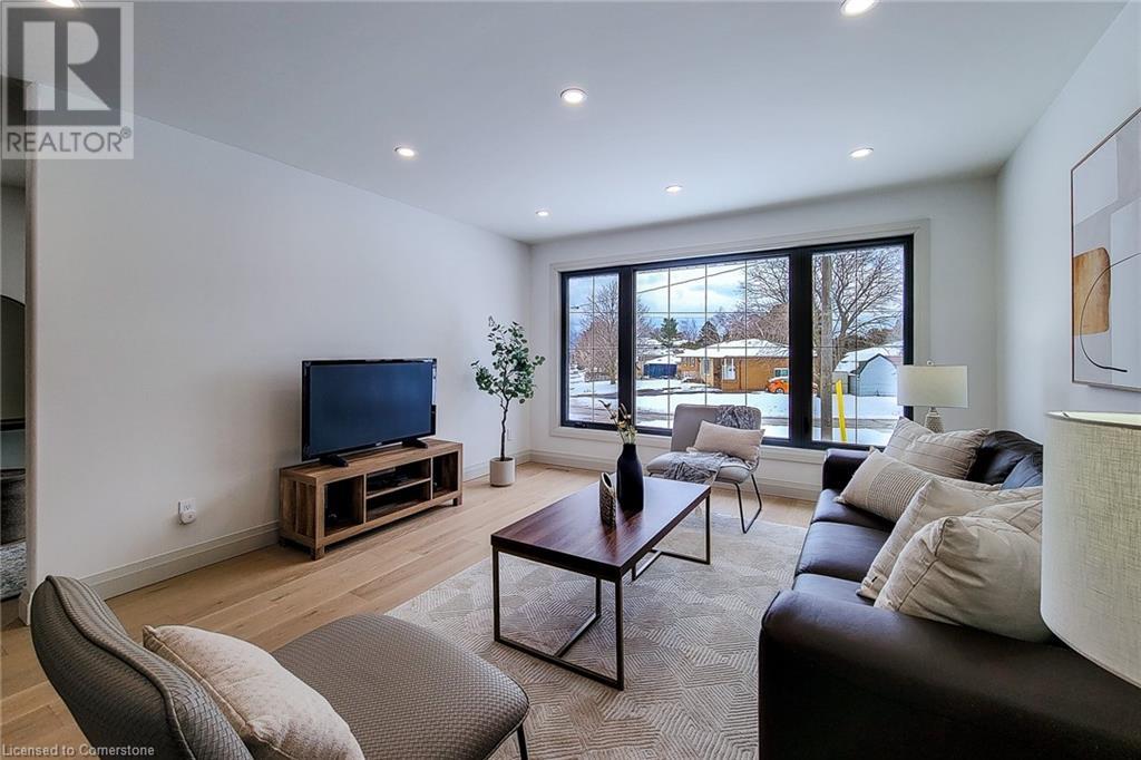 Photo 11 of 26 George Street, Grimsby ON