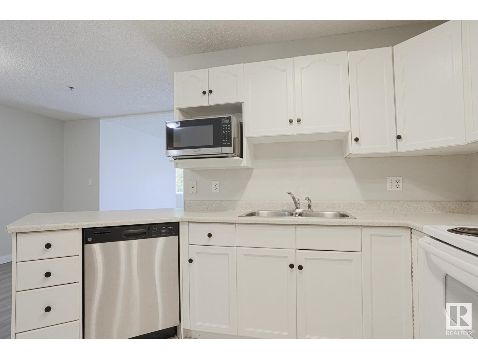 Photo 8 of 206 9640 105 St Nw, Edmonton AB