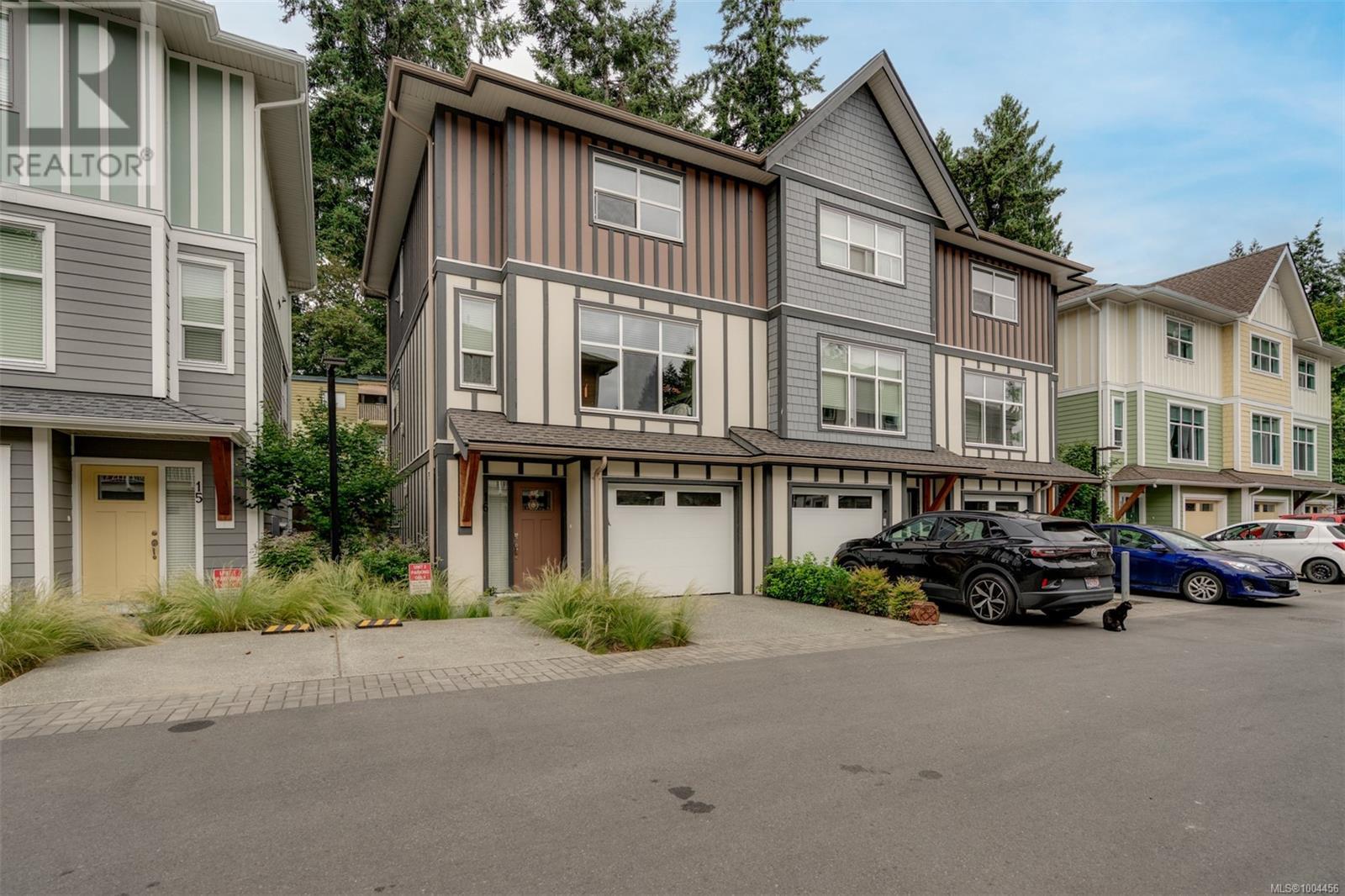 Photo 43 of 16 1027 College St W, Duncan BC