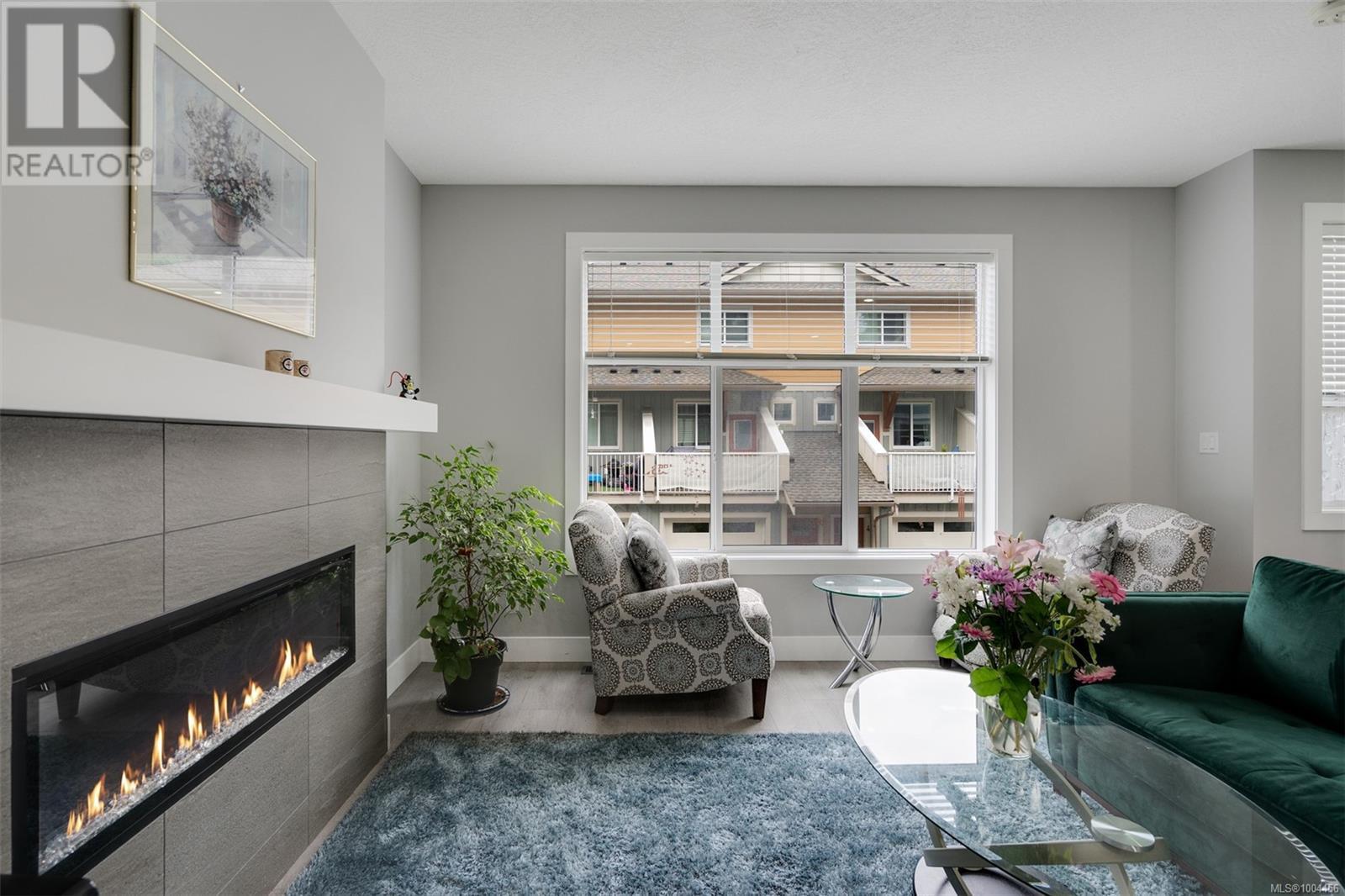 Photo 8 of 16 1027 College St W, Duncan BC