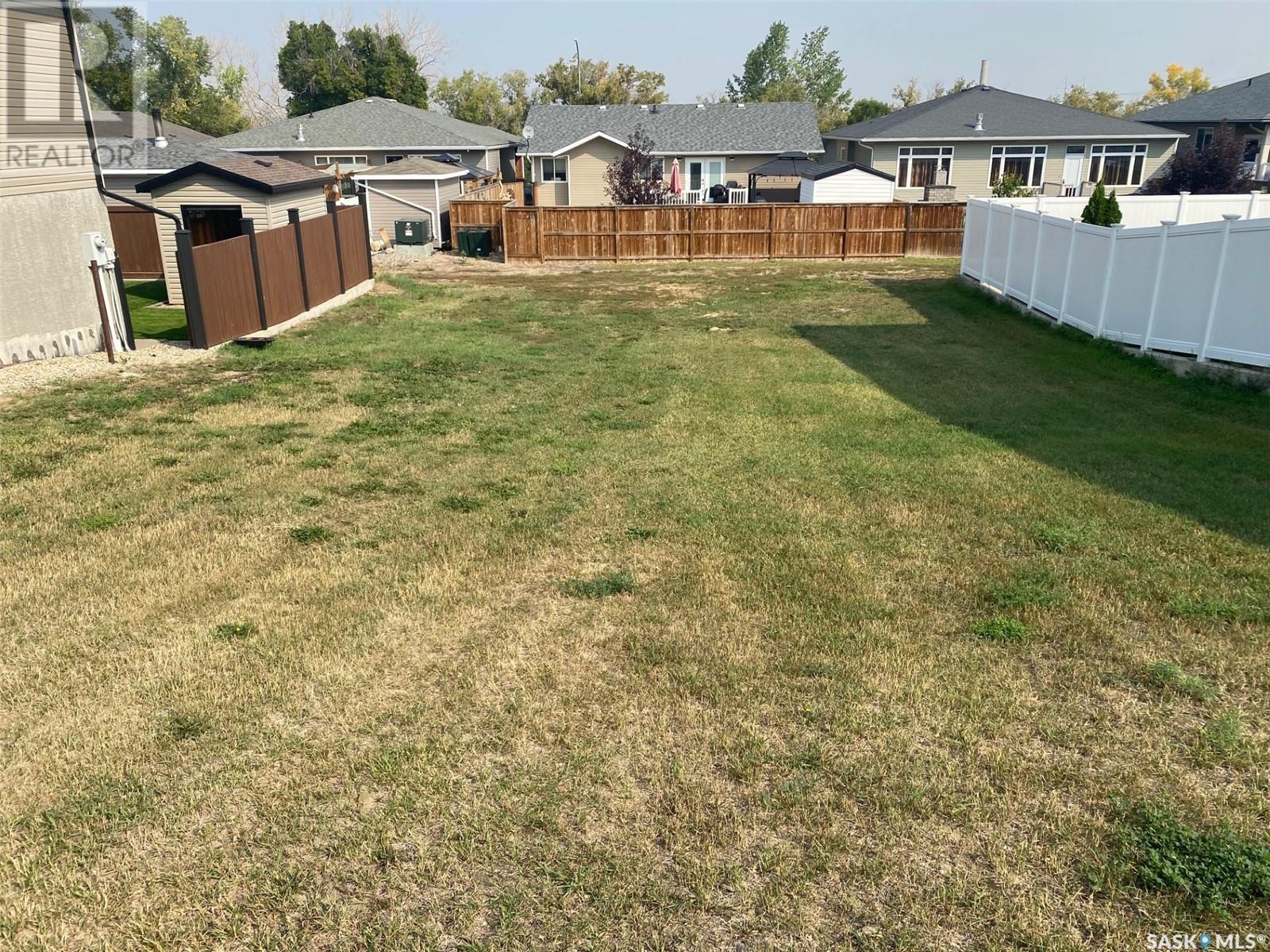 Photo 2 of 222 Iroquois Street E, Moose Jaw SK