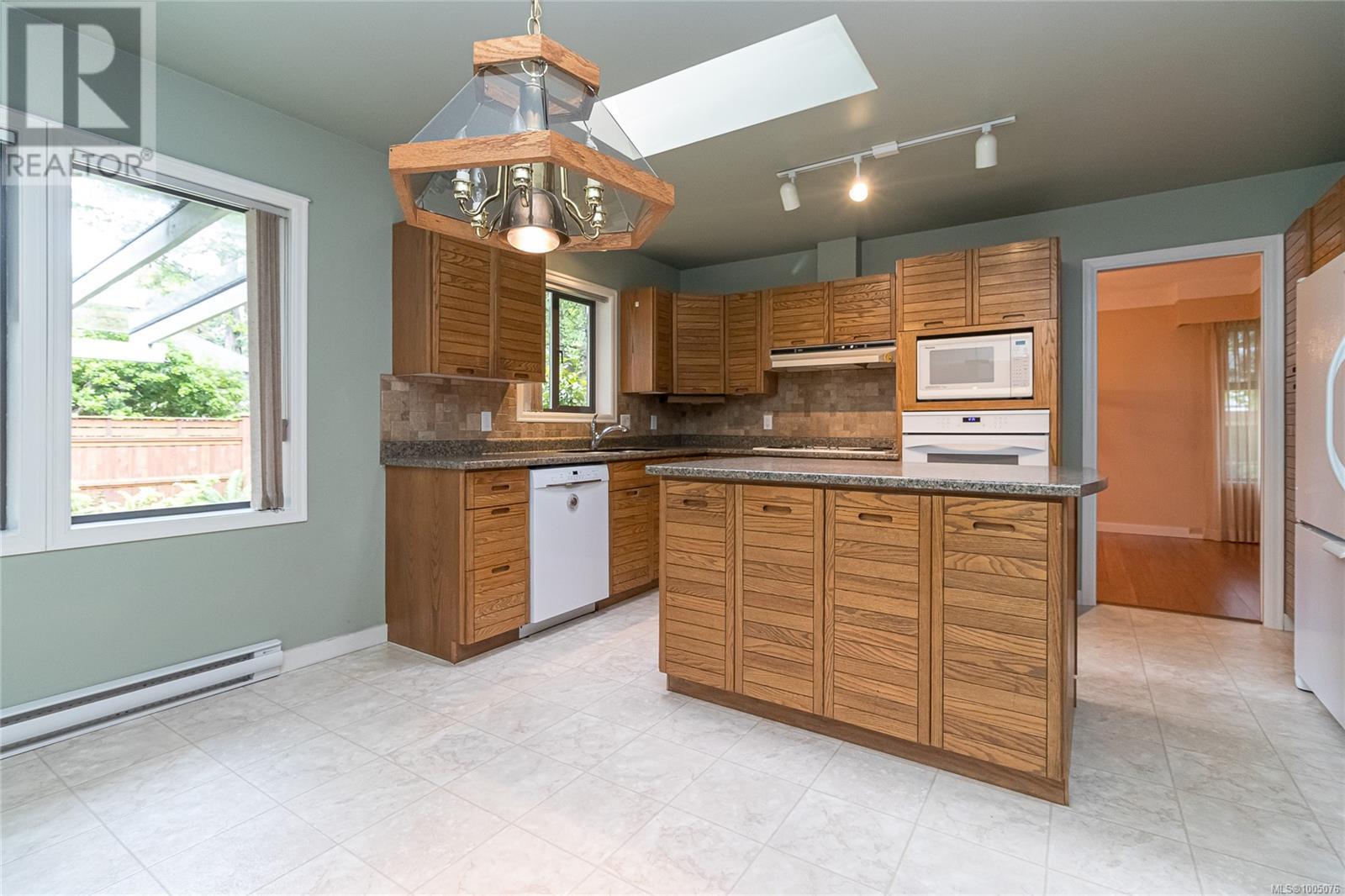 Photo 18 of 2013 Tanlee Cres, Central Saanich BC