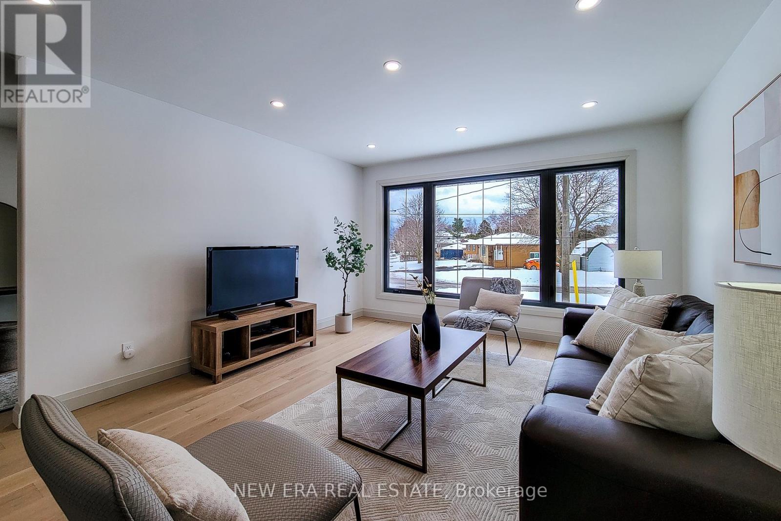 Photo 12 of 26 George Street, Grimsby ON