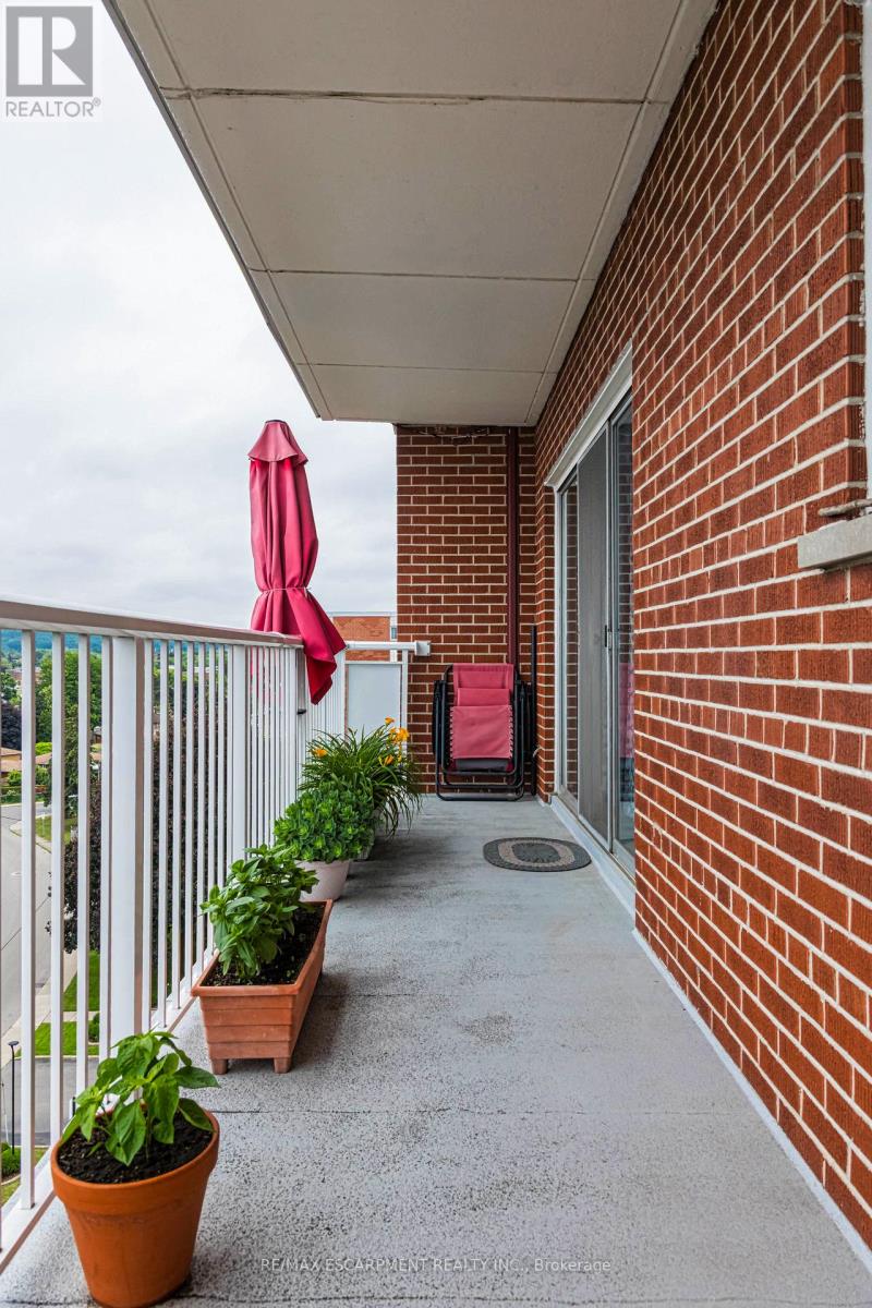 Photo 16 of 805 8 Woodman Drive S, Hamilton ON