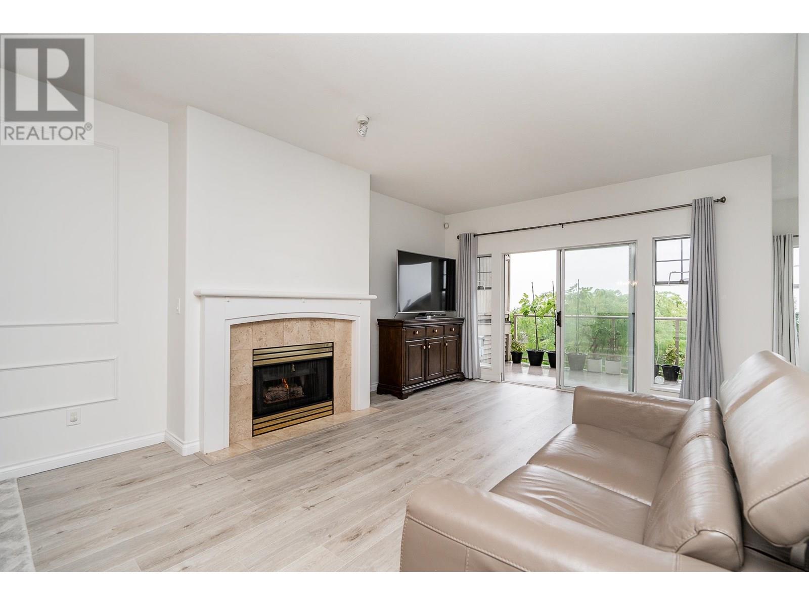 Photo 5 of 32 2979 Panorama Drive, Coquitlam BC