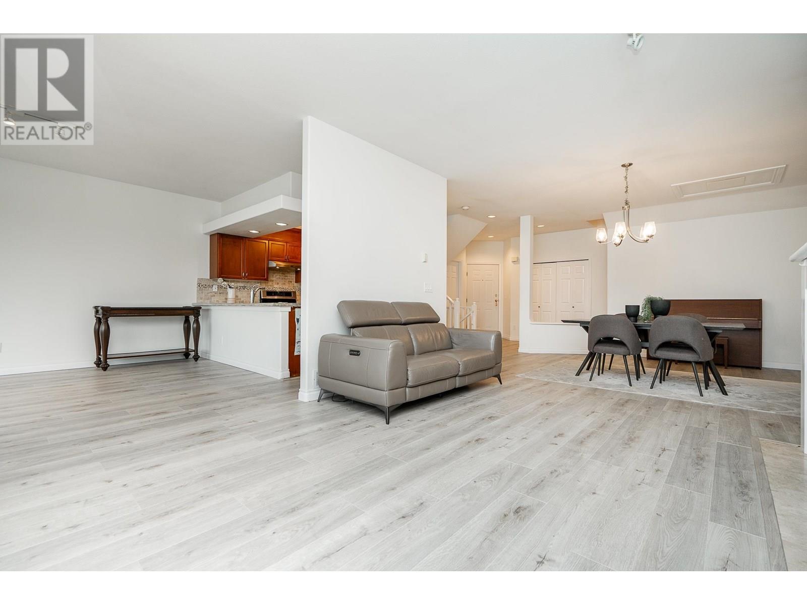 Photo 7 of 32 2979 Panorama Drive, Coquitlam BC