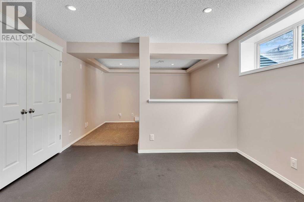 Single Family House for Sale in  Cougarstone Court SW Cougar Ridge Calgary 